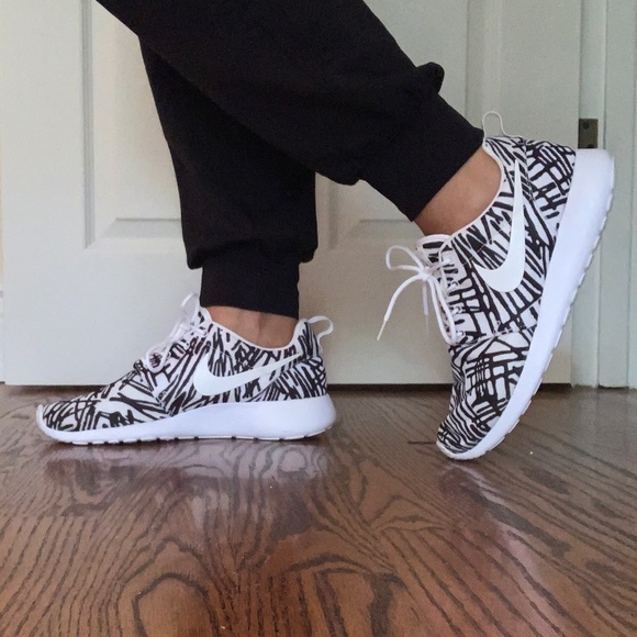 🖤🤍Nike Women’s Roshe One Print Casual Shoes, Black/White, size 9.5 - Picture 2 of 8
